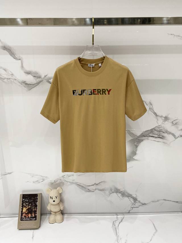 Burberry 巴宝莉-纯棉260克圆领T恤 品牌字母排列多色刺绣Logo标识 纯原品质 原版面料100 ％棉质 百搭时尚 轻奢潮流 吊牌 领标 洗水 三标齐
