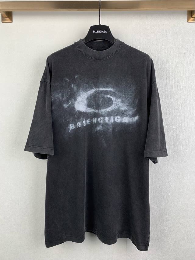 Balenciaga 巴黎世家 26Fw 大圆环烟雾水洗短袖T恤 面料采用220克植物蜡染双纱棉洗水后表面泛着细腻的绒毛感，贴肤像裹了层软绒布；布料自带轻微的肌