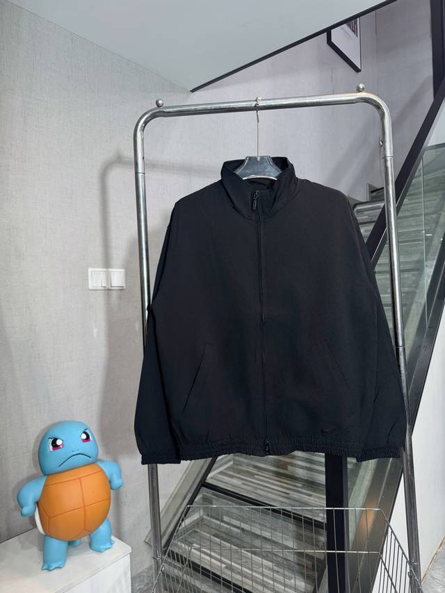 特价 码全不退换 款号：He310 Balenciaga-巴黎世家背后火焰刺绣防风外套 面料采用纯棉面料，上身舒适顺滑，内里复衬内，后背火焰采用高密度刺绣，袖口