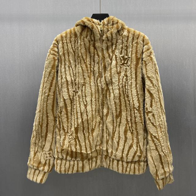 Lu Epi 绒面连帽束腰夹克 Size : S-Xl 本款连帽束腰夹克为松软仿毛皮绒面面料点缀 Epi 皮革，致意品牌皮具传承。融入 Monogram 元素的