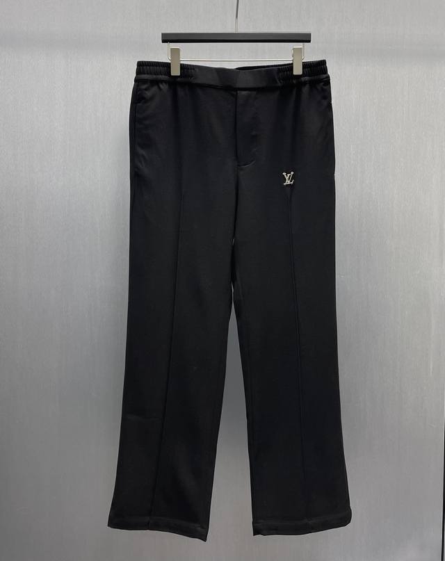 Lu 科技金属小Logo运动裤 Size : S-Xl 本款运动裤取材科技混纺绵羊毛，以考究剪裁重绎动感廓形，再借弹力腰部升级垂坠质感。侧袋巧妙融入缝线，左腿心