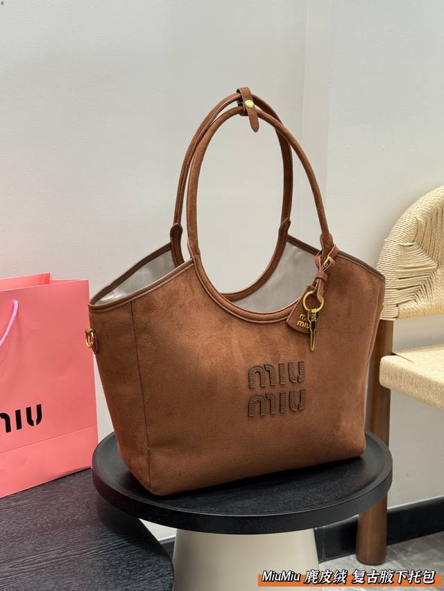 Large Another day conquered by Miu Miu Suede Tote bag, a recent favorite. I'm ab