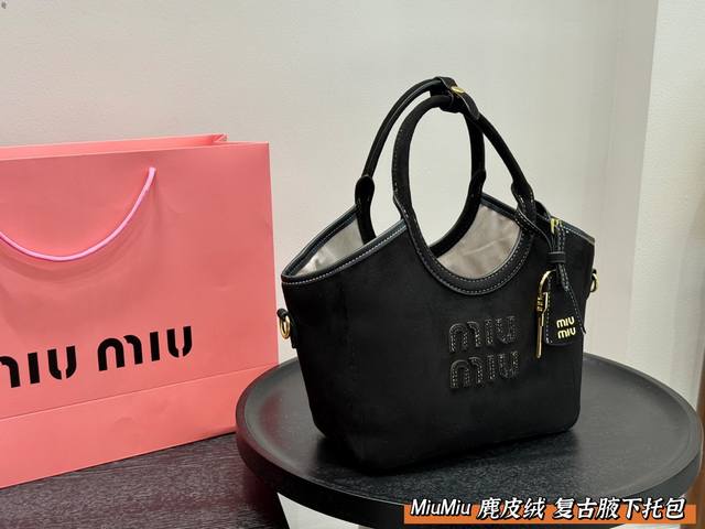Small Another day conquered by Miu Miu Suede Tote bag, a recent favorite. I'm ab