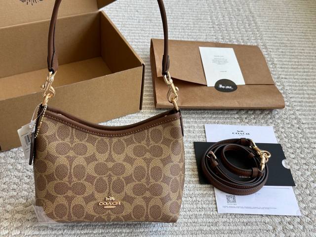 蔻驰Coach 想不到迷你号的流浪包这么可爱 迷你号的流浪包也太可爱。啦 小小的包身还是能容纳手机 肩带还是能腋下使用回 奶茶色绝对的百搭 真的拒绝不了的可爱