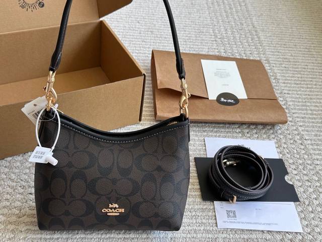 蔻驰Coach 想不到迷你号的流浪包这么可爱 迷你号的流浪包也太可爱。啦 小小的包身还是能容纳手机 肩带还是能腋下使用回 奶茶色绝对的百搭 真的拒绝不了的可爱