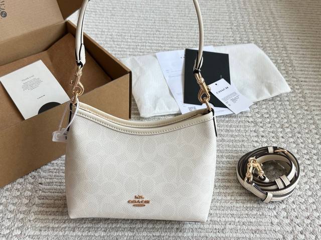 蔻驰Coach 想不到迷你号的流浪包这么可爱 迷你号的流浪包也太可爱。啦 小小的包身还是能容纳手机 肩带还是能腋下使用回 奶茶色绝对的百搭 真的拒绝不了的可爱