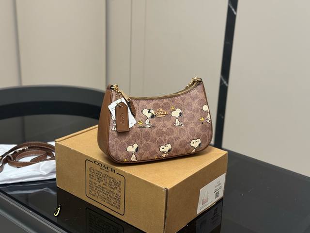 飞机盒 Size：24*13*7Cm 蔻驰 Teri腋下包 ，香不蕾 腋下包设计天花板了哦！ 配有2条肩带， 单肩斜挎都可以！ 颜值 搜索Coach 蔻驰 腋下