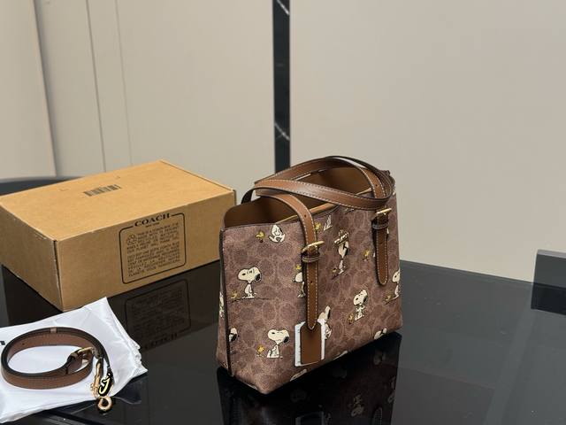 配盒 Size：25*20Cm 蔻驰 小号托特包Mollie Tote 等比例缩小版托特包， 手拎小巧， 但又有三个隔层！ 实用满分100！ 可以斜挎，解放双手