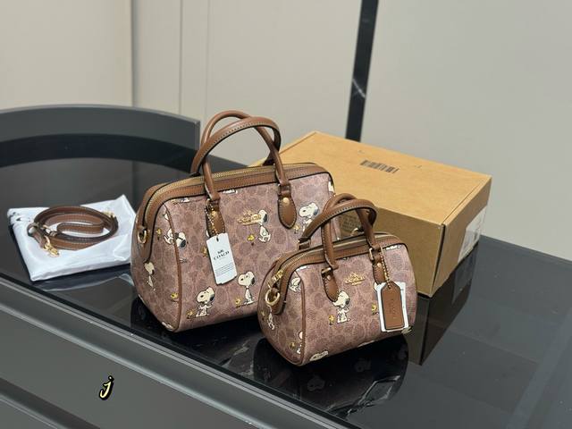 配盒 Size：25Cm 17Cm 蔻驰 波士顿枕头包 一款适合大小老少的包包 轻奢入门级的经典款！ 性价比超高