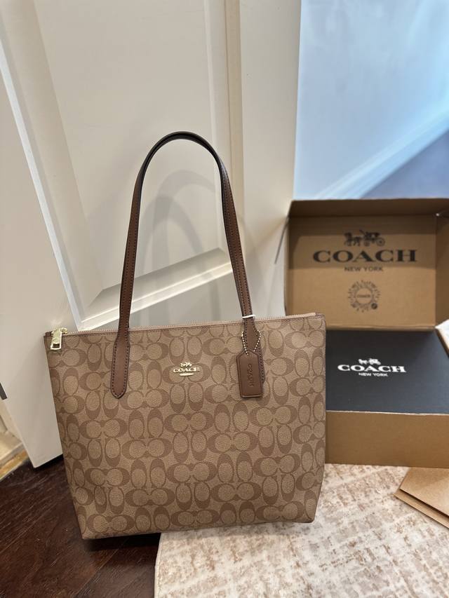 顶级原单 官网飞机盒包装 Coach 新品 Fiona Zi Tote 30 Coach 新品 Fiona 托特来了 这个尺寸的包包，感觉大小也是很合适 有自带