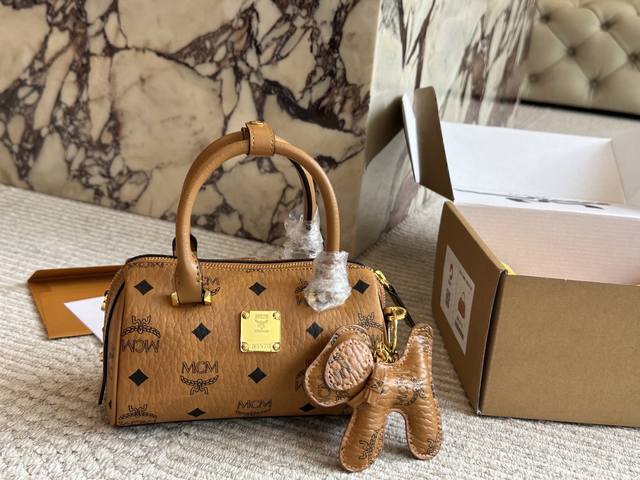 折叠礼盒 Mcm枕头包 茶色五金 M经典波士顿桶包。原版皮 复刻版特别经典百搭。超级实用特别推荐。实用性特别强。版本很高。尺寸长17Cm