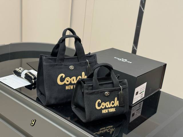 配盒 Coach 蔻驰 Cargo Tote 单宁牛仔托特包 千呼万唤的牛仔系列终于来噜～ 对牛仔真的毫无抵抗力 自己搭配小挂件会更Q 尺寸:20.15Cm 2