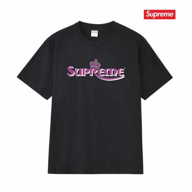 s223 Supss23 Week18系列 Crown Tee 字母印花圆领套头短袖T恤男女同款 宽松版型 采用260克精梳棉双纱 从面料到辅料全部三标齐全跟足