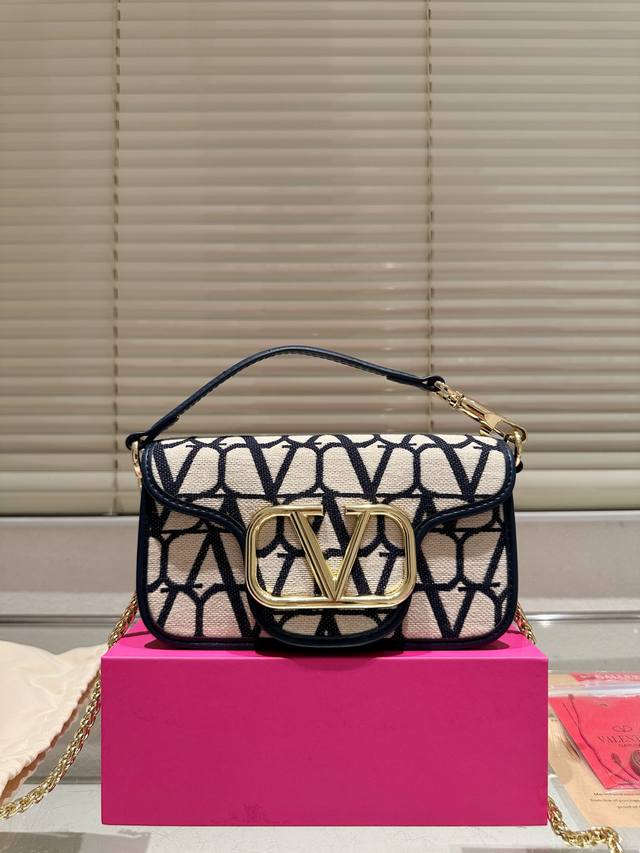 Small folding box size 20.9mm Valentino Loco shoulder bag Overflowing with luxur