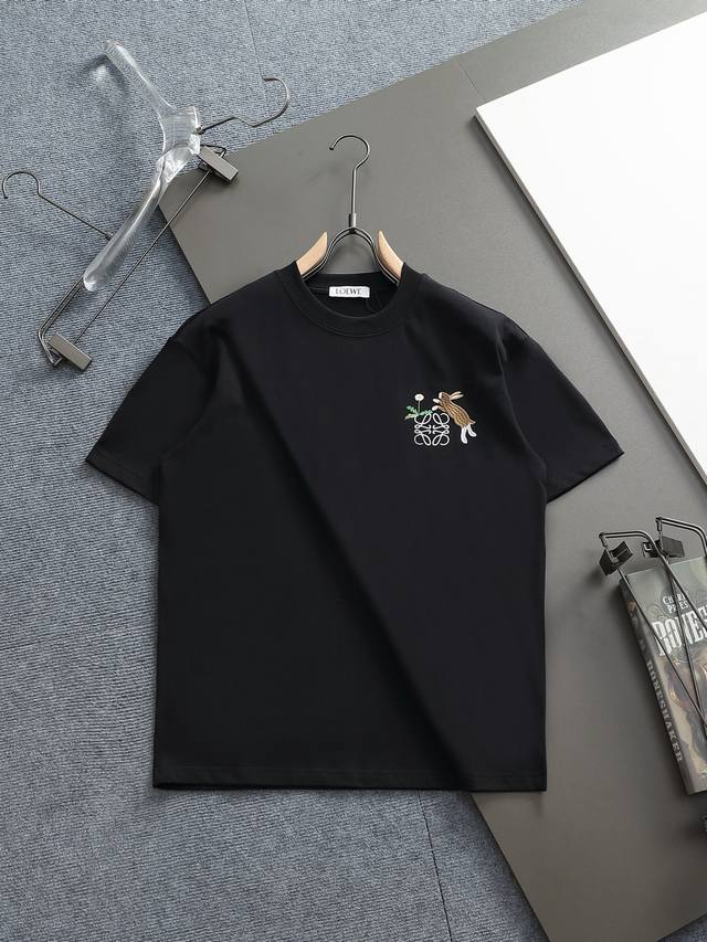 Loewe 罗意威 新款小兔图案 刺绣短袖T恤 *定制280克全棉面料,面料柔软,亲肤舒 *非常简约大气的一款 无论是上身舒适度都是无可比拟的存在,诠释你的奢华 Loewe 罗意威 新款小兔图案 刺绣短袖T恤 *定制280克全棉面料,面料柔软,亲肤舒 *非常简约大气的一款 无论是上身舒适度都是无可比拟的存在,诠释你的奢华