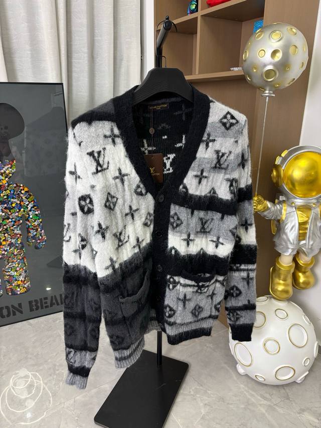 款号:Dc225# Lv 路易威登满印渐变马海毛羊毛开衫 Louis Vuitton这款选取丰盈细磨马海毛 以优雅色调烘托全幅 Lv Monogram 图案 穿 款号:Dc225# Lv 路易威登满印渐变马海毛羊毛开衫 Louis Vuitton这款选取丰盈细磨马海毛 以优雅色调烘托全幅 Lv Monogram 图案 穿