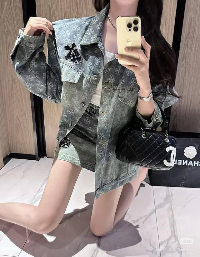 模特图组 款号:Dc 150# 克罗心Chromehearts重工钢印经典款梵文满印提花烫钻牛仔外套男女款 新款克罗心梵文印花定制面料外套 渐变色洗水,后背烫钻 模特图组 款号:Dc 150# 克罗心Chromehearts重工钢印经典款梵文满印提花烫钻牛仔外套男女款 新款克罗心梵文印花定制面料外套 渐变色洗水,后背烫钻