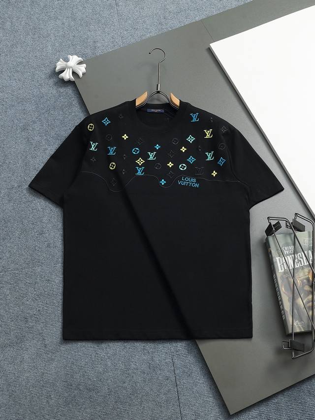 Louis Vuitton 路易威登 高级工艺万针刺绣 经典Logo标识精致升级，灵感源自八十年代复古刺绣 原版面料 官方同款 短袖T恤 同缸染面料 320 手