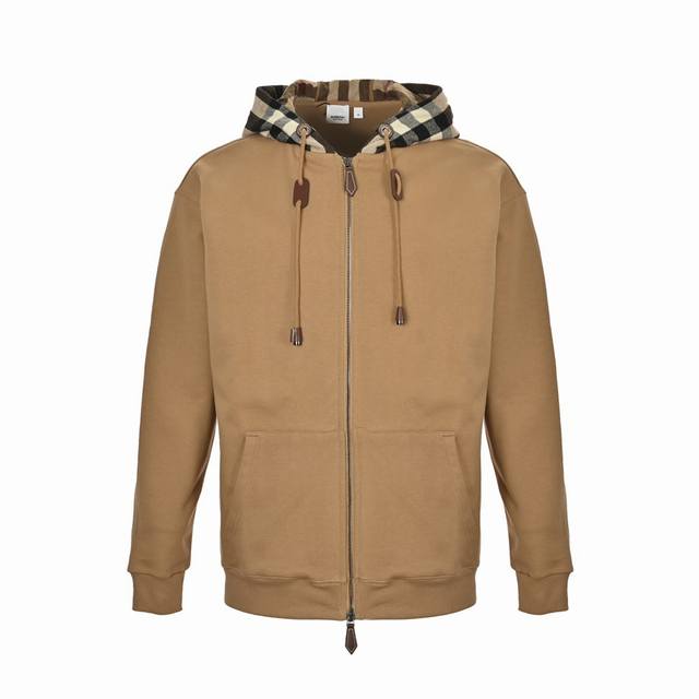 Burberry 巴宝莉 23Fw 格纹帽拼接拉链连帽卫衣外套 原版开发，采用380Gbbr专用定制卫衣布料。搭配对比感法兰绒格纹连帽，抽绳处饰以皮革元素。表面