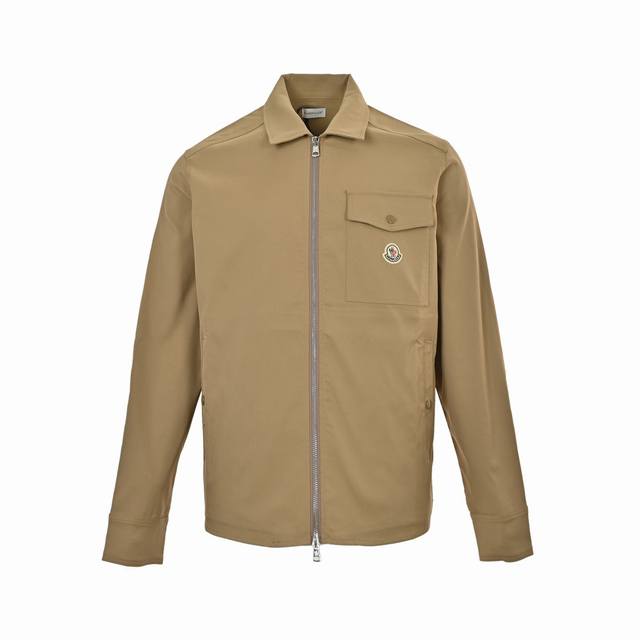 Moncler 蒙口 25Fw 口袋徽标拉链夹克外套 这款夹克采用棉质华达呢面料制成，设计舒适。拉链开合，配有实用口袋，口袋徽标位置红外定位，确保位置一致，定制