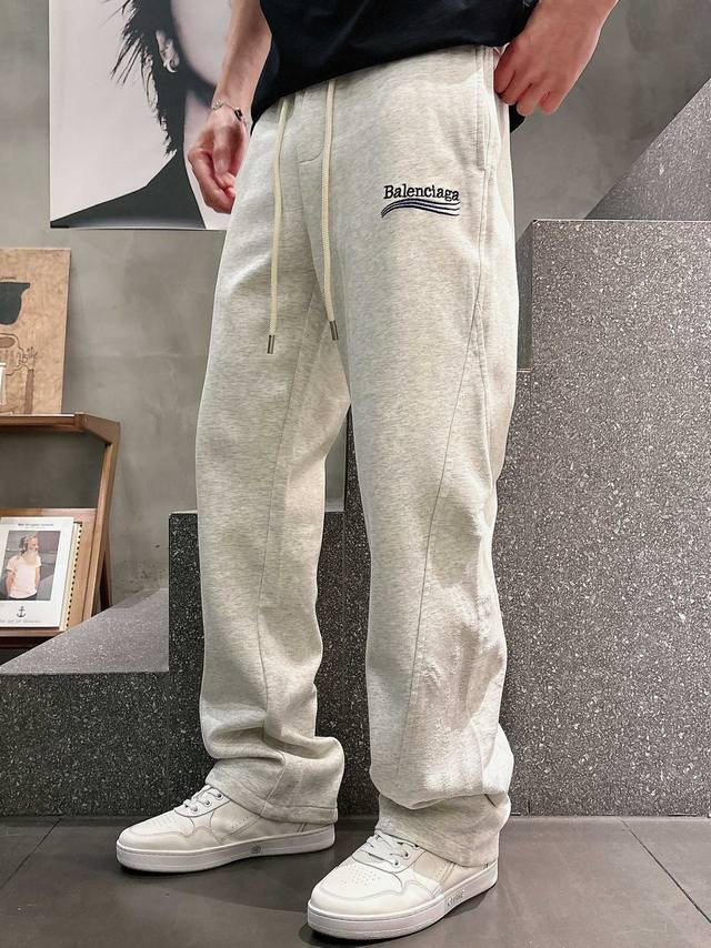 Balenciaga 顶级货品 2026春夏新款休闲裤！品牌经典Logo休闲裤 ，定制面料，舒适度极好，手触感强烈。辨识度极高，完美品相工艺。黑色 灰色 尺码：