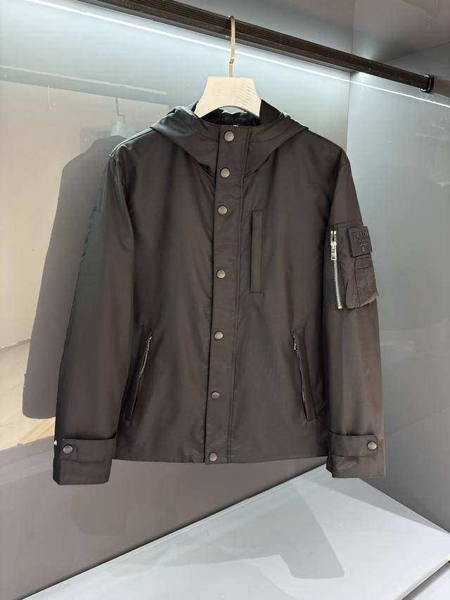 Prada official website style, complete with all three tags, early release of the Prada official website style, complete with all three tags, early release of the