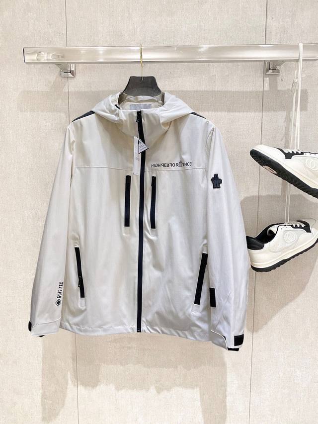 Same style as Moncler's official website, complete with all three tags, early re