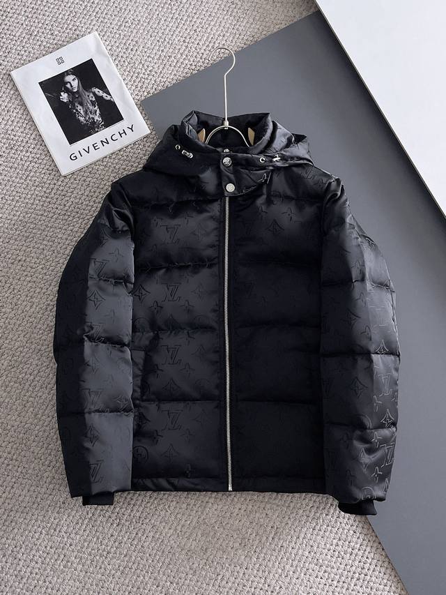 LV 官网款2025秋冬新款羽绒服。这款号称羽绒服届最高端的，全部90绒的三标齐全带着经典的Logo组合搭配，第一眼看到就是满满的视觉冲击，保暖性能更出色，轻便