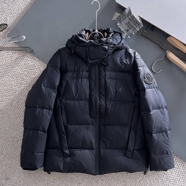 蒙口 官网款2025秋冬新款羽绒服。这款号称羽绒服届最高端的，全部90绒的三标齐全带着经典的Logo组合搭配，第一眼看到就是满满的视觉冲击，保暖性能更出色，轻便