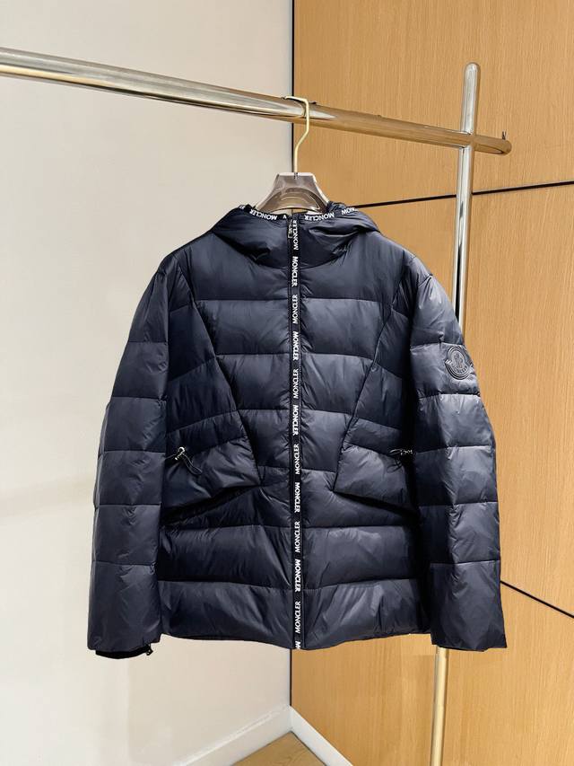Moncler 2025 Autumn/Winter New Down Jacket. This jacket, touted as the most high