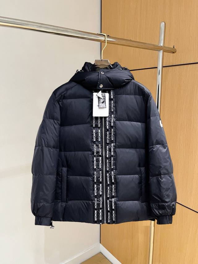 Moncler 2025 Autumn/Winter New Down Jacket. This jacket, touted as the most high