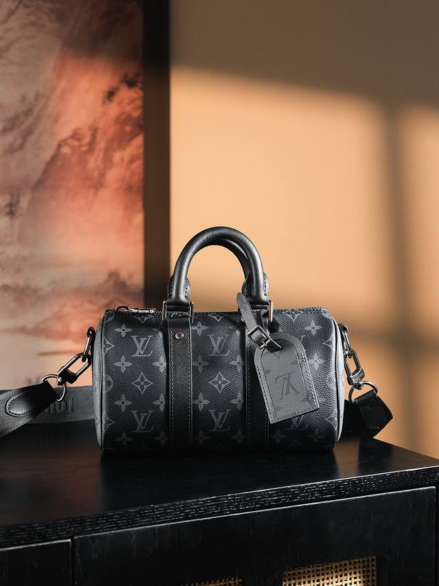 出厂全套包装163C #M46271# 免检版 尺寸：25*15*11Cm 系列一直是潮男们的最爱， 同时也是潮男们日常使用最高频率的包包 尤其是黑老花色，低调