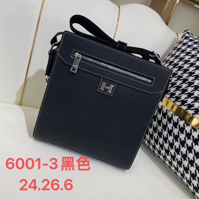 新款 爱马仕原单正品新款：专柜同款高端男士休闲斜挎包做工超级精致优雅。配用进口原料牛皮专用里布包装袋。皮质手感柔软舒适“超级上档次型号6001-3黑色、兰色、土