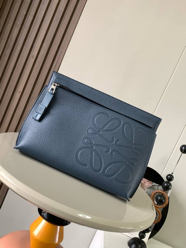原厂皮 粒面牛皮革Tt pouch手包L0Ewe家的皮具，好看又低调材质是粒面小牛皮，尺寸能比A4纸大一丢丟～能装不少东西皮质丰盈柔软有质感 自重轻 容量大 爱