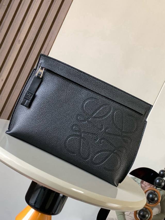 原厂皮 粒面牛皮革Tt pouch手包L0Ewe家的皮具，好看又低调材质是粒面小牛皮，尺寸能比A4纸大一丢丟～能装不少东西皮质丰盈柔软有质感 自重轻 容量大 爱