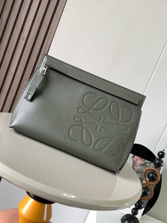 原厂皮 粒面牛皮革Tt pouch手包L0Ewe家的皮具，好看又低调材质是粒面小牛皮，尺寸能比A4纸大一丢丟～能装不少东西皮质丰盈柔软有质感 自重轻 容量大 爱