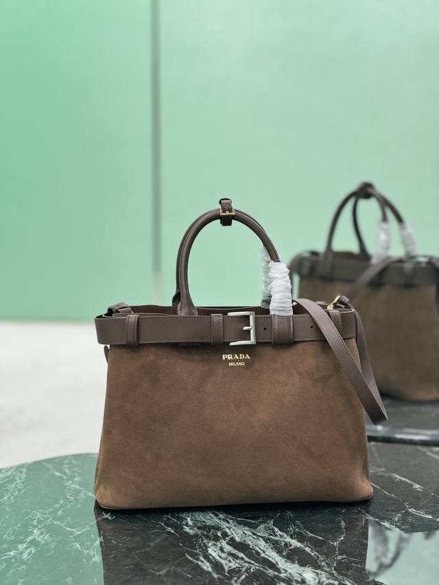 正品级 绒面束带手提包 中号 全新Doublebag中号购物袋Double系列进口鹿纹牛皮，内里配全羊皮 优雅简洁的包身设计正面印花字母Logo 标识手提、肩带