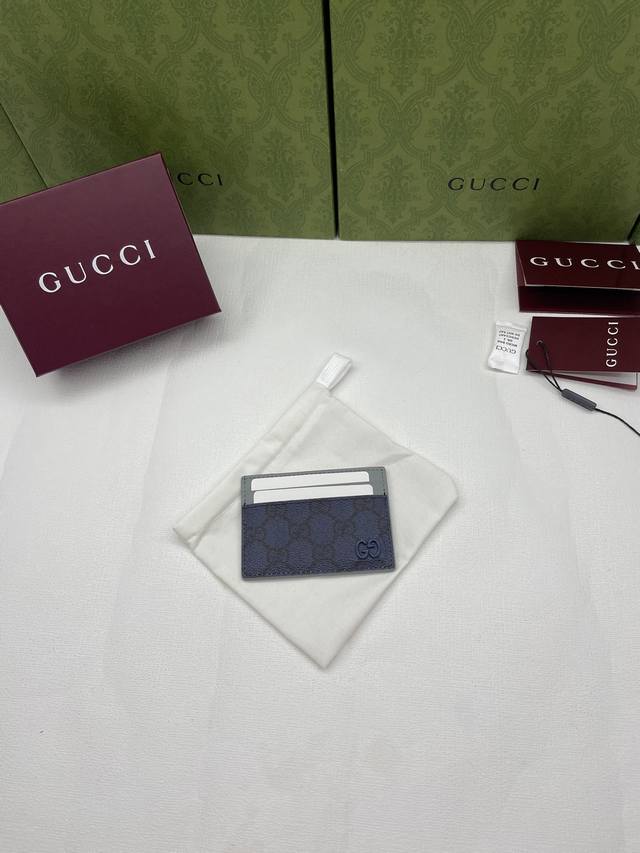 This card holder is crafted from supple Gg Supreme material with a unique contra