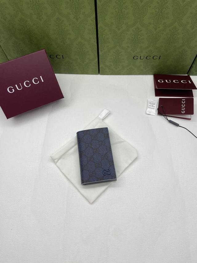 This long card holder is crafted from supple Gg Supreme material and features a