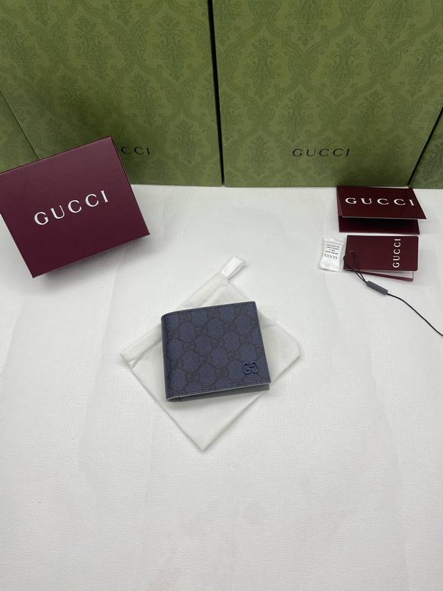 This bi-fold wallet is crafted from supple Gg Supreme material, featuring a uniq