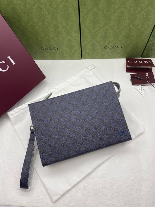 This small clutch is crafted from supple Gg Supreme material, featuring contrast