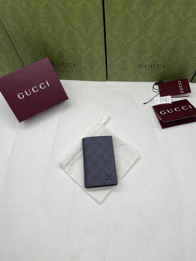 This long card holder is crafted from supple Gg Supreme material and features a