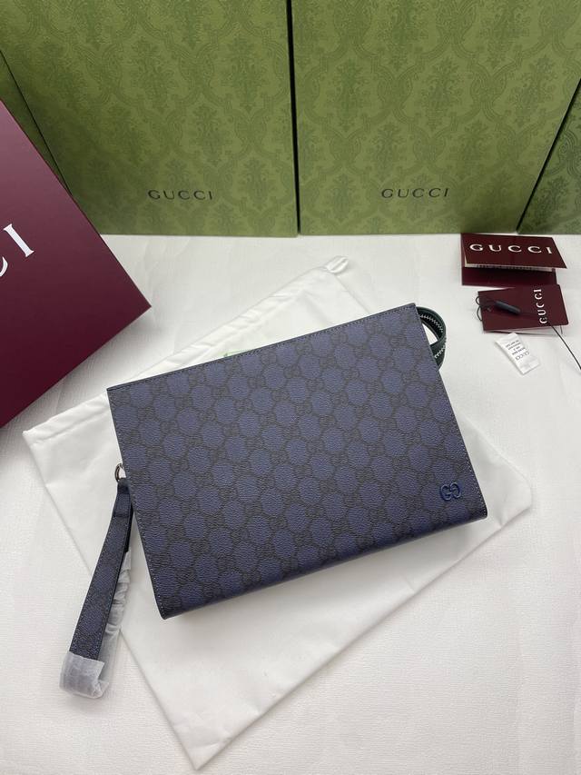 This small clutch is crafted from supple Gg Supreme material, featuring contrast