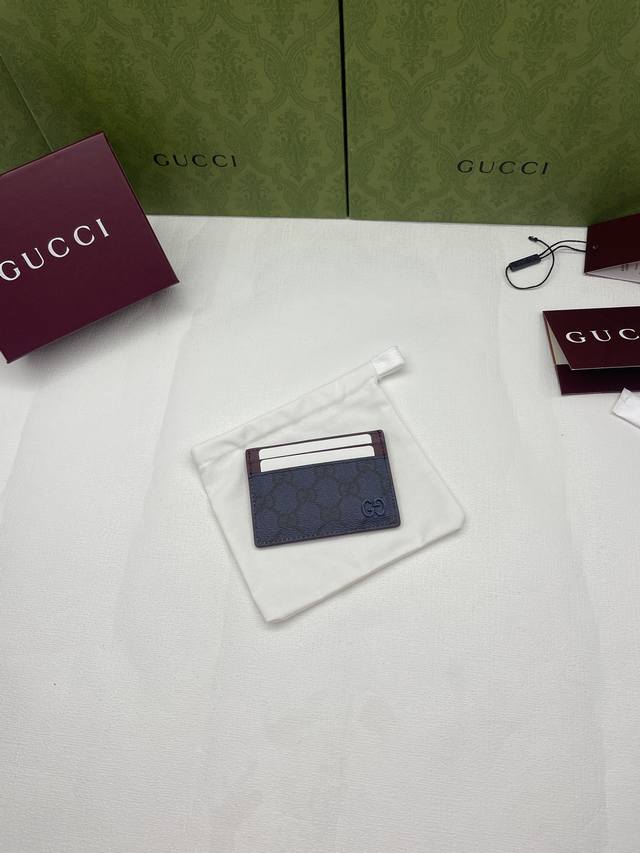 This card holder is crafted from supple Gg Supreme material with a unique contra