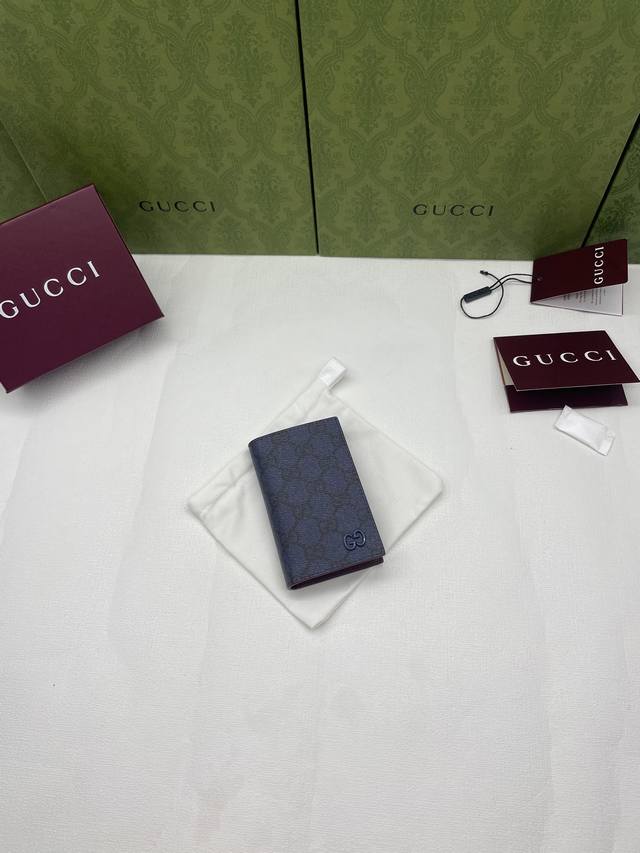 This long card holder is crafted from supple Gg Supreme material and features a