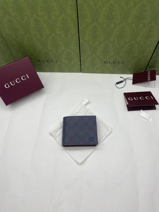 This bi-fold wallet is crafted from supple Gg Supreme material and features a st