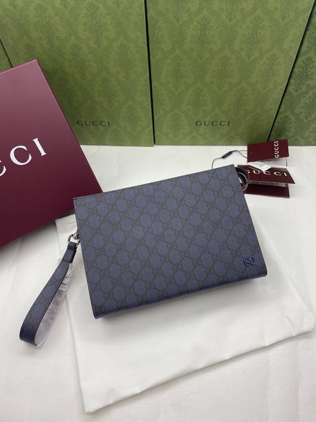 This small clutch is crafted from supple Gg Supreme material, featuring striking