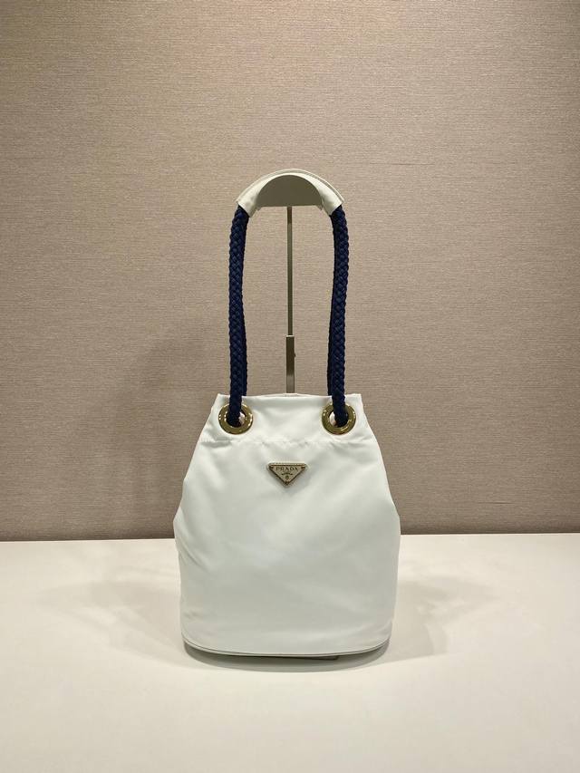 特级原厂新款水桶包1Be082走秀款 这款Re-Nylon 手袋的設計采用尼龙面料和小牛皮。獨特的組合添上迷人點綴。滑動式繩索手挽凸顯這款手袋的靈活百搭,方便手 特级原厂新款水桶包1Be082走秀款 这款Re-Nylon 手袋的設計采用尼龙面料和小牛皮。獨特的組合添上迷人點綴。滑動式繩索手挽凸顯這款手袋的靈活百搭,方便手