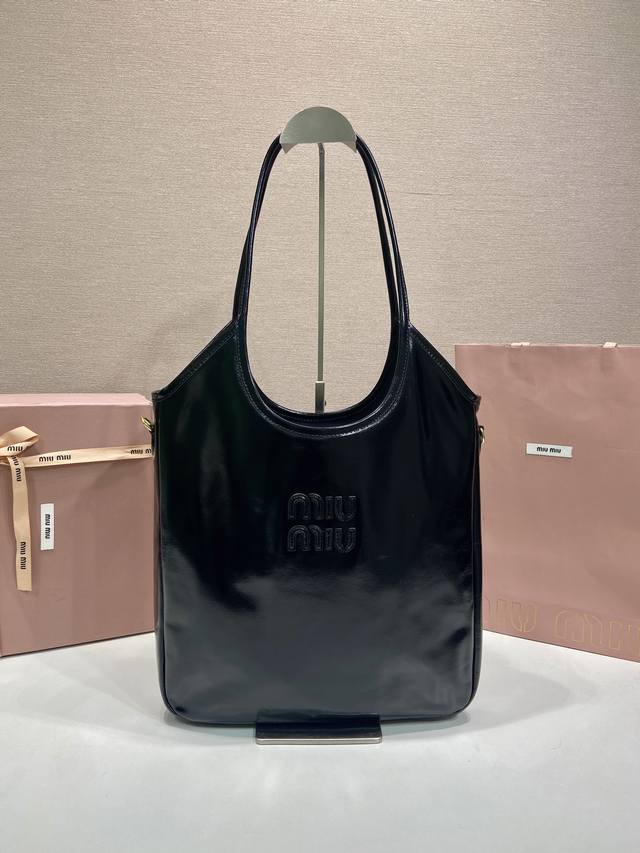 特级原厂新品托特包5Bg311宽底 这款Ivy包重新诠释经典托特包,展现实用且多功能的优雅风格,柔和的皮革光泽与精致的饰面及标志性的同色刻字徽标相结合。双皮革提 特级原厂新品托特包5Bg311宽底 这款Ivy包重新诠释经典托特包,展现实用且多功能的优雅风格,柔和的皮革光泽与精致的饰面及标志性的同色刻字徽标相结合。双皮革提