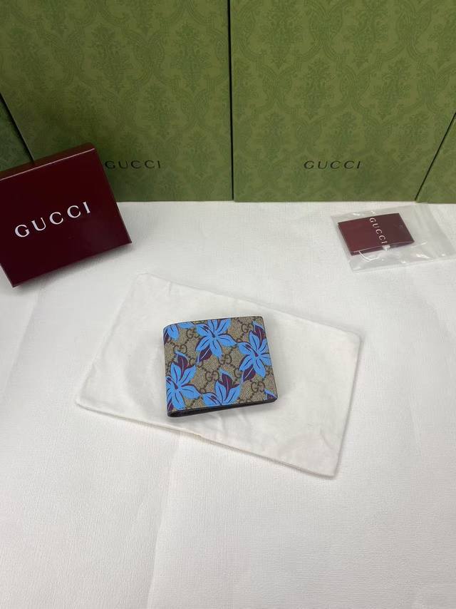 Gg Print Bi-fold Wallet, Style No. 841146. The iconic Gg Supreme canvas makes a